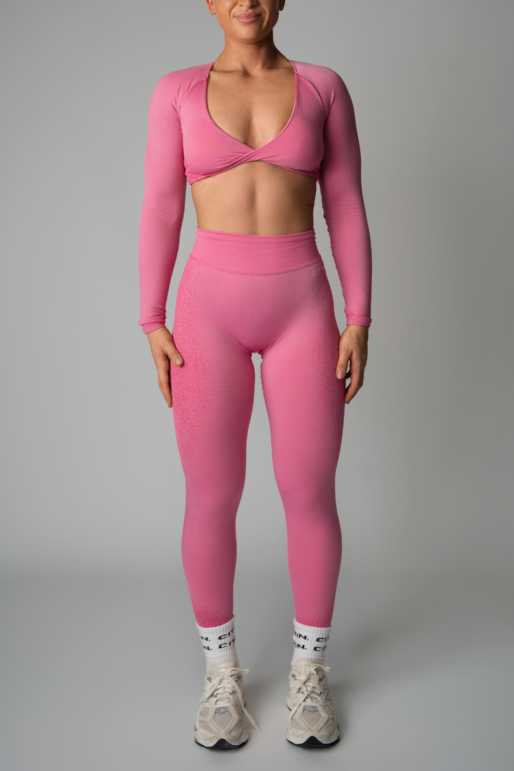 FADED SEAMLESS LONG SLEEVE TWIST CROP  - PINK