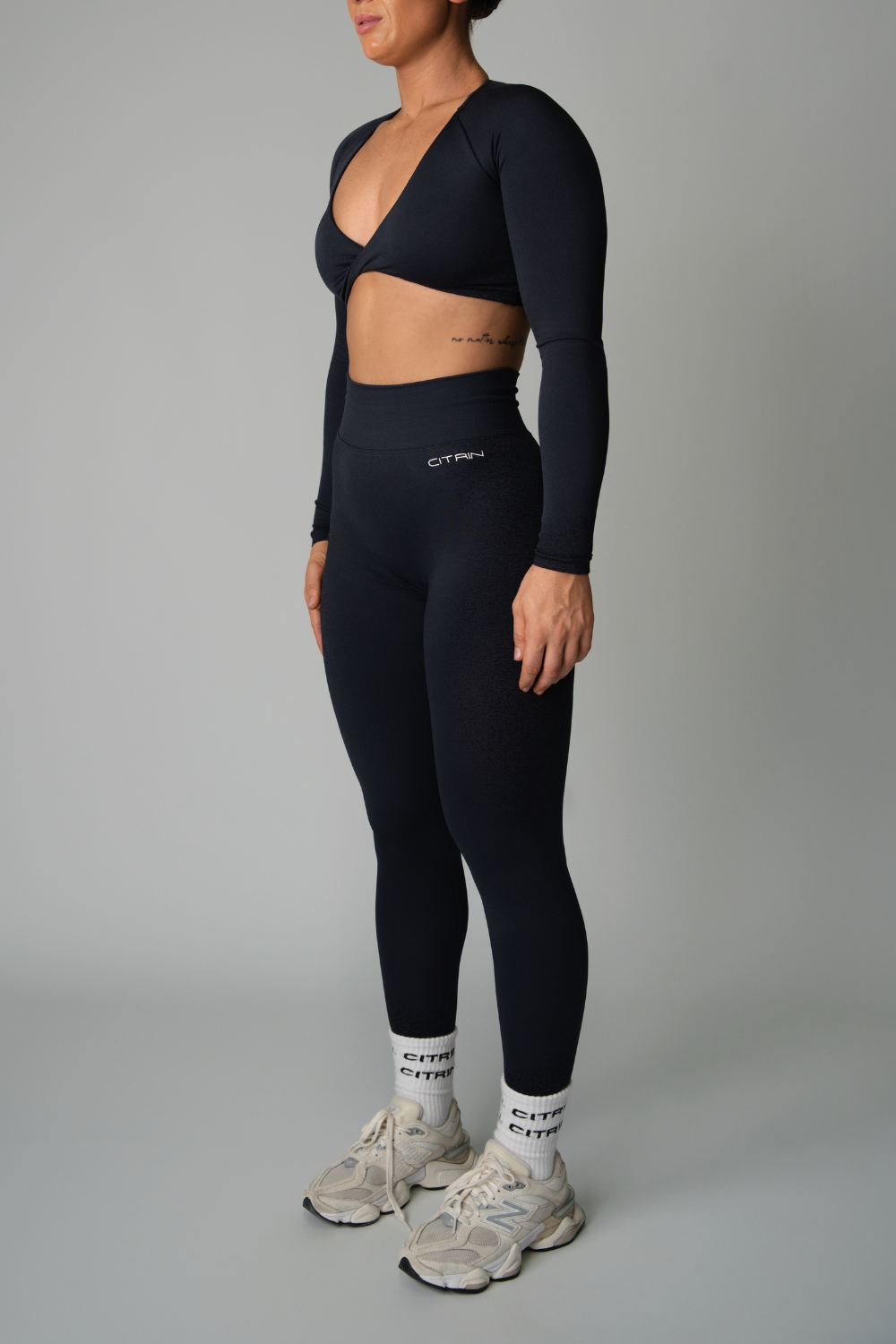 FADED SEAMLESS LONG SLEEVE TWIST CROP  - DARK NAVY