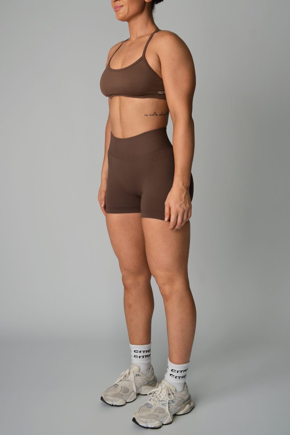 CURVE CONTOUR ADJUSTABLE CROP - COFFEE BROWN