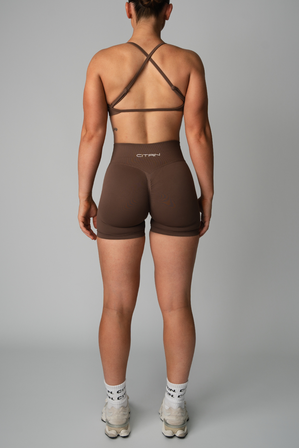 CURVE CONTOUR ADJUSTABLE CROP - COFFEE BROWN