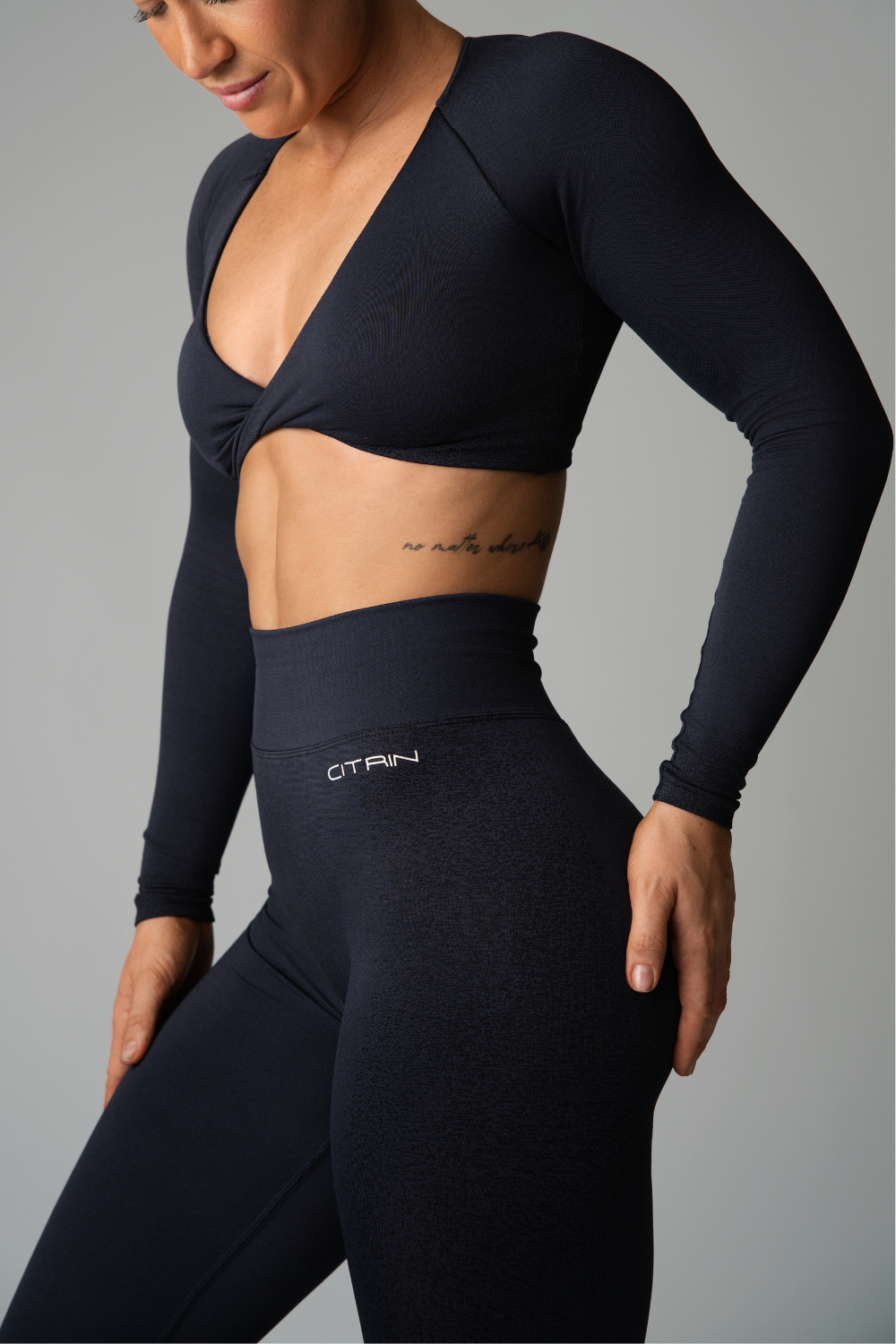 FADED SEAMLESS LONG SLEEVE TWIST CROP  - DARK NAVY