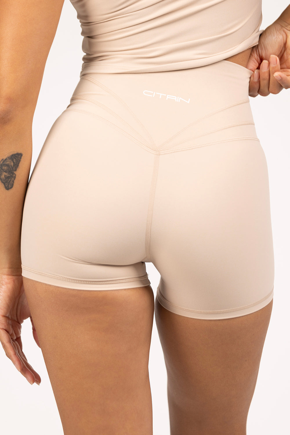 LA BELLE V-WAIST SHORTS - ALMOND