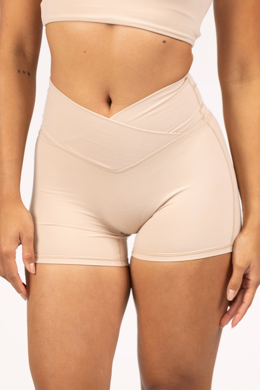 LA BELLE V-WAIST SHORTS - ALMOND