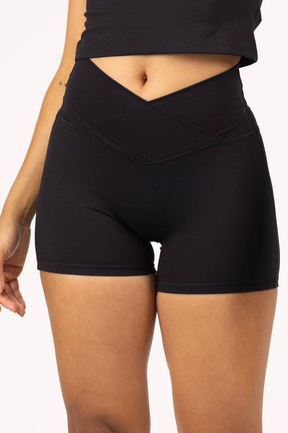 LA BELLE V-WAIST SHORTS - BLACK