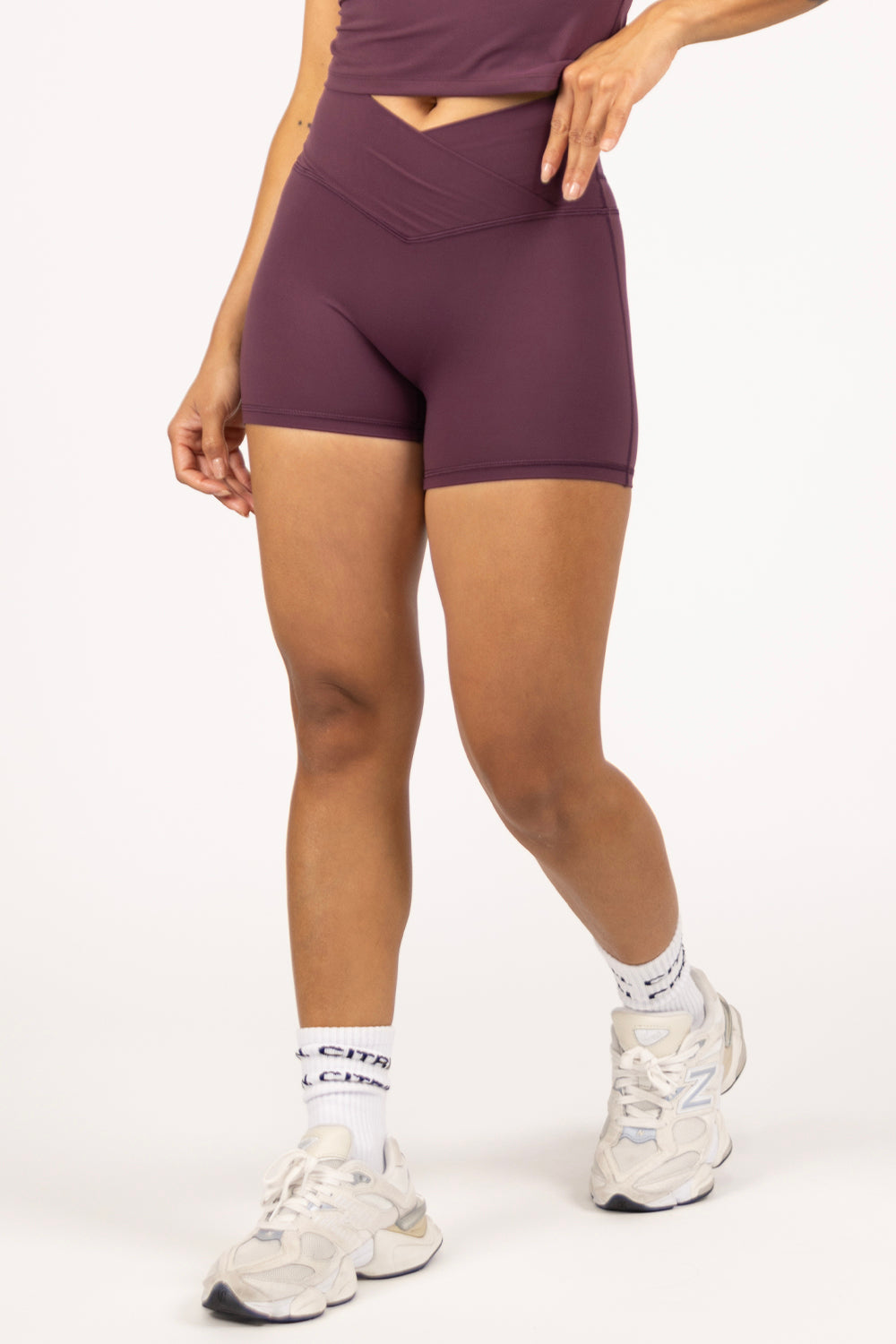 LA BELLE V-WAIST SHORTS - DEEP PLUM